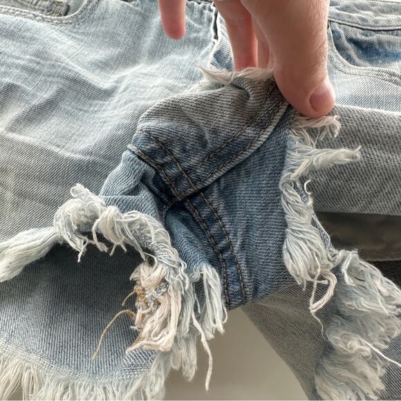 Forever 21 High Rise Raw Hem Light Wash Short Shorts Size 28 - Picture 4 of 9